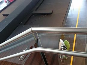 Rembarde en aluminium d'un escalier avec un garde-corps en verre