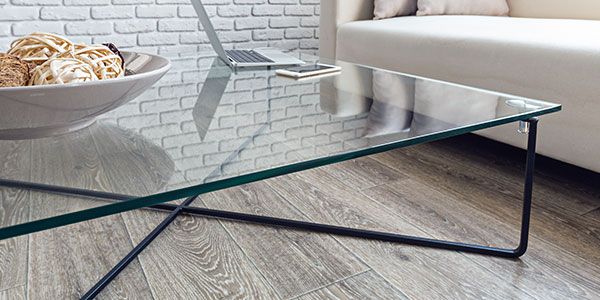Table en verre dans un salon