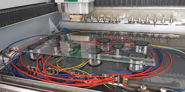 Machine en train de tailler du verre