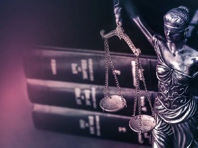 Rechtsanwälte Gerngroß • Dr. Höfler - Waage der Justitia und Rechtsbücher