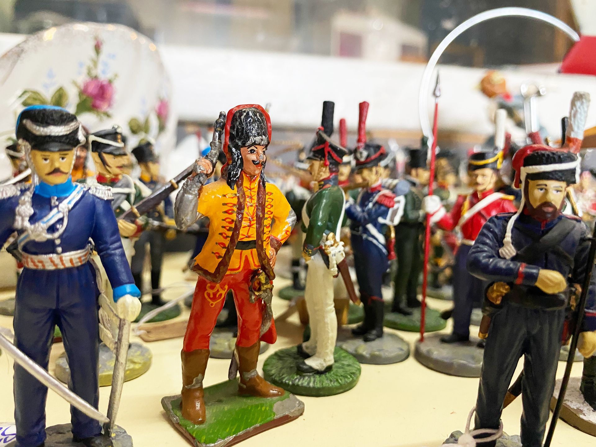 Des soldats et figurines de plomb.