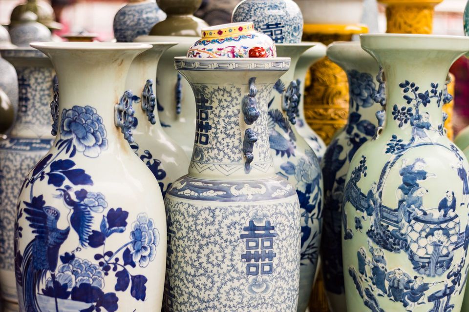 Vases en porcelaine bleue et blanche, de formes et de motifs variés, présentés côte à côte.
