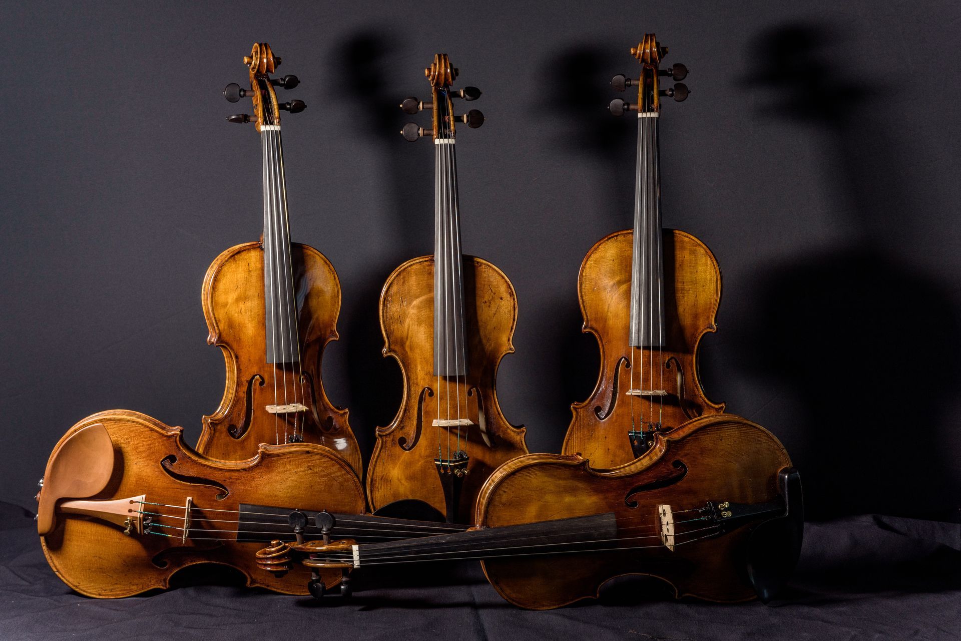 Cinq violoncelles côte à côte