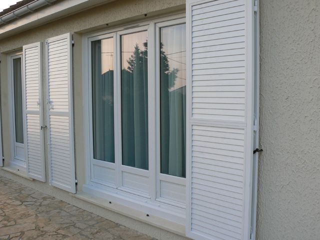 Une fenêtre avec des rideaux