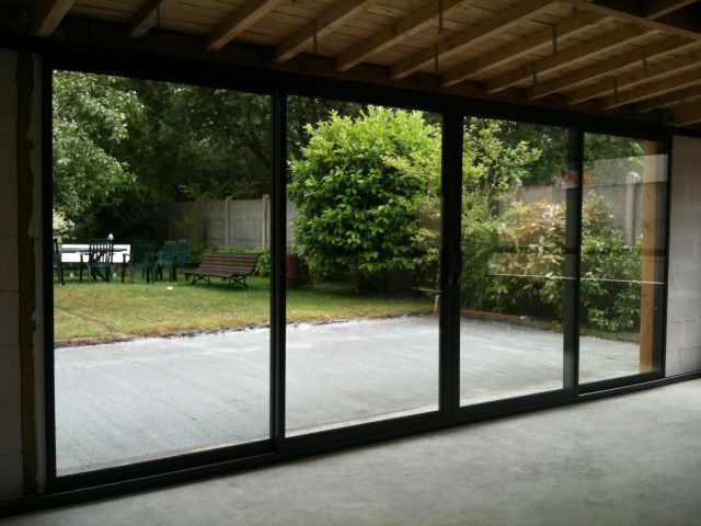 Une très large baie vitrée