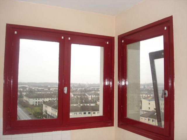 Une fenêtre en PVC rouge