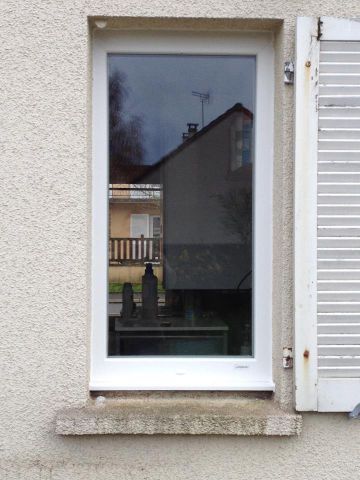 Une fenêtre en PVC blanche
