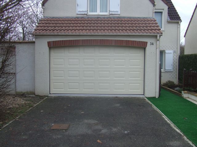 Une porte de garage beige