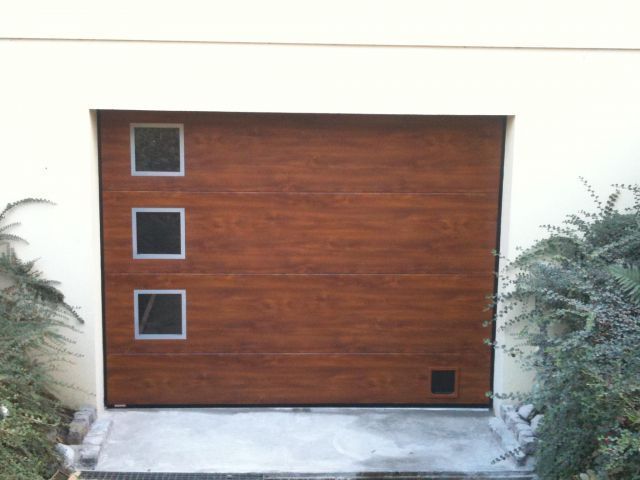 Une porte de garage en bois