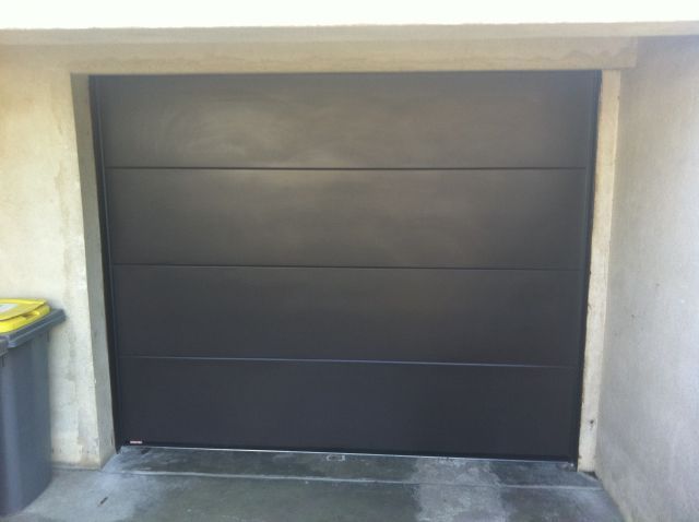 Une porte de garage gris nardo