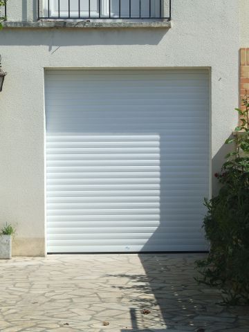 Une porte de garage enroulable blanche