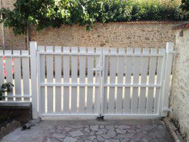 Un portail traditionnel blanc