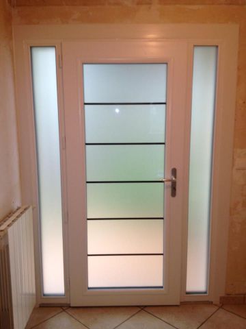 Une porte d'entrée beige