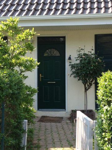 Une porte d'entrée noire