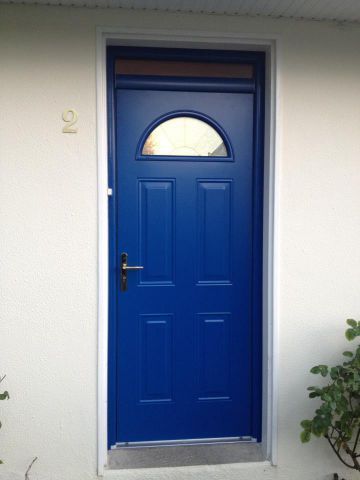 Une porte d'entrée bleue