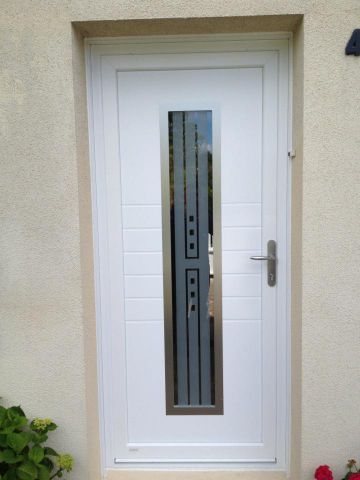 Une porte d'entrée blanche avec des dessins