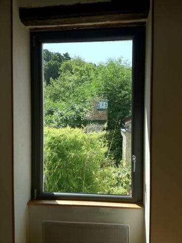 Une fenêtre donnant sur un jardin