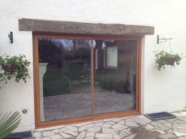 Une baie vitrée en bois