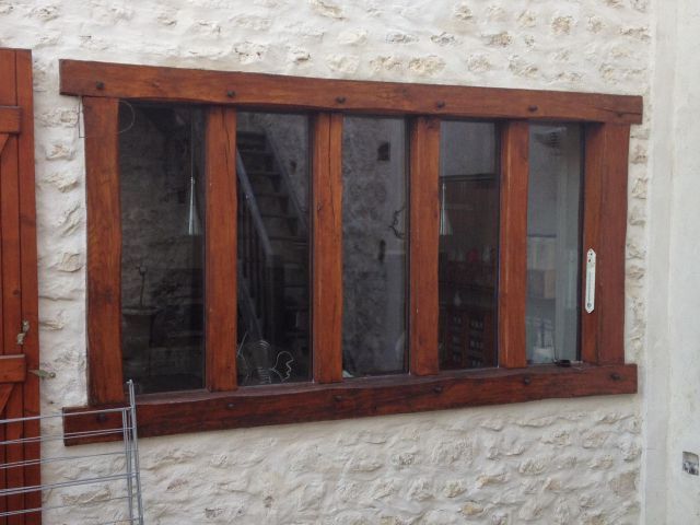 Une longue fenêtre en bois