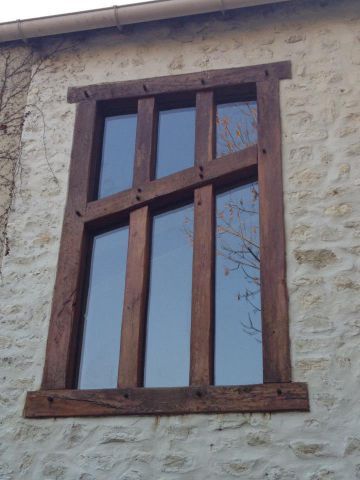 Une fenêtre avec des touches de bois