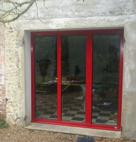 Une baie vitrée rouge