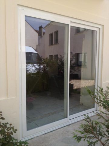 Une baie vitrée blanche