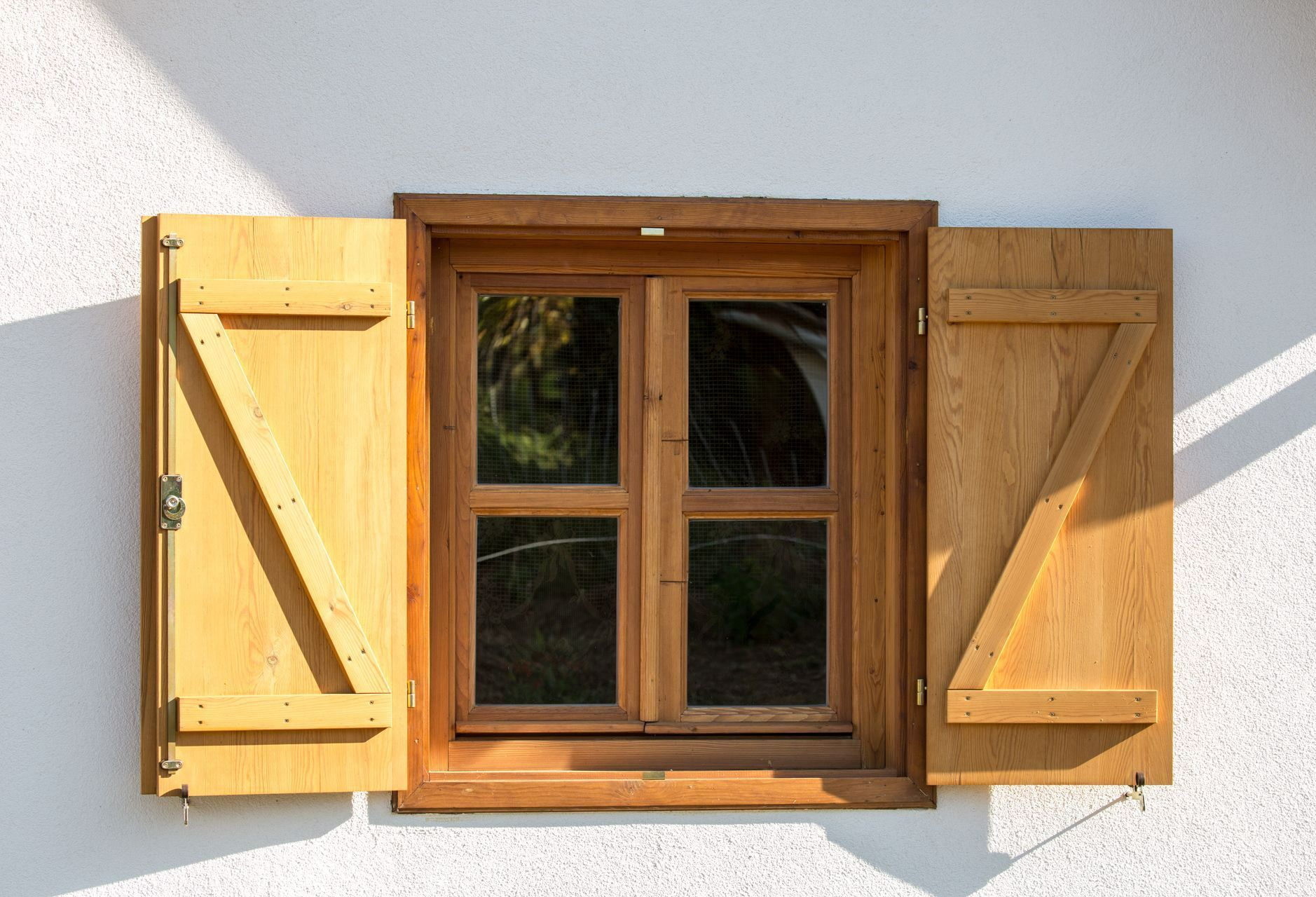 Une fenêtre et des volets en bois