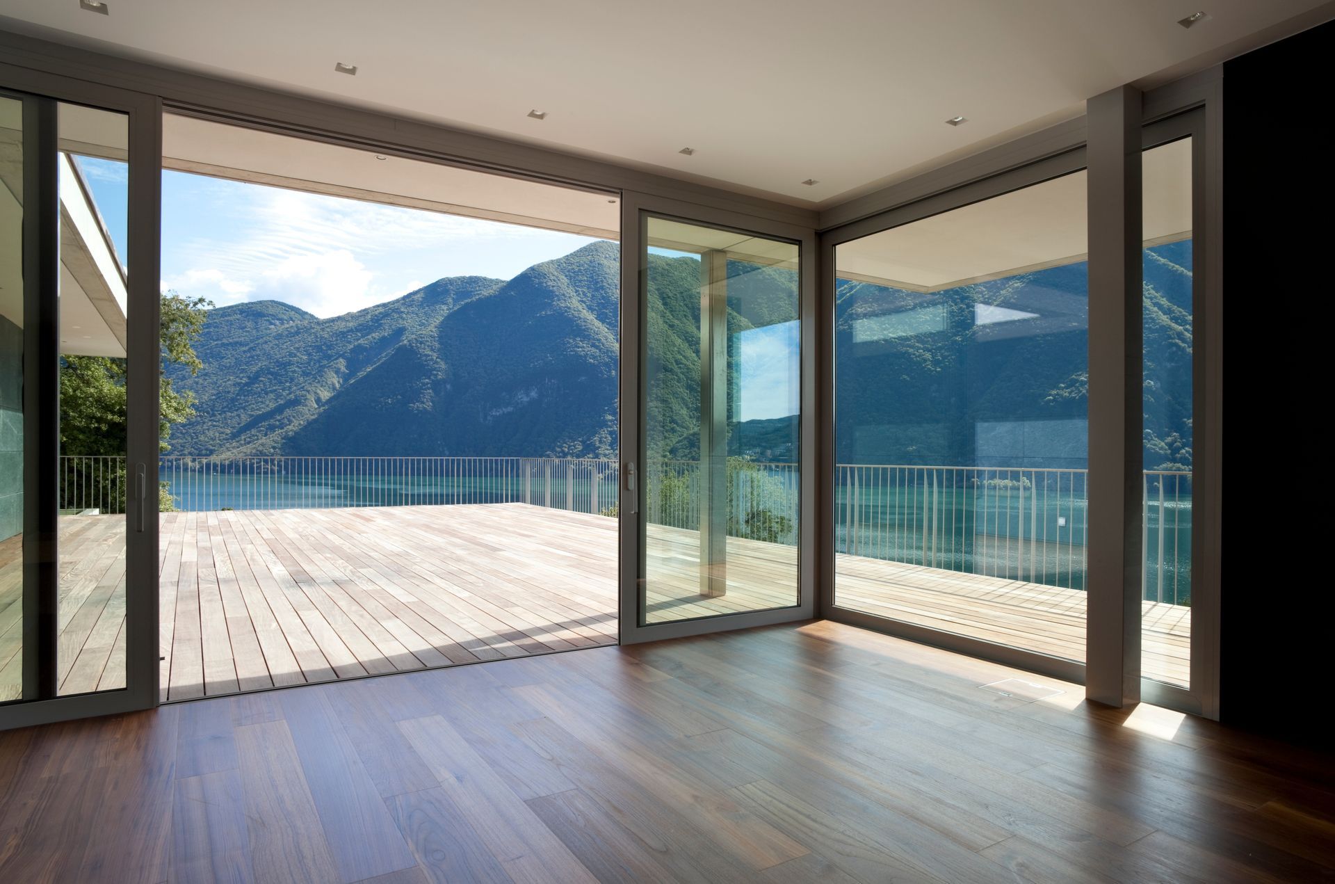 Une terrasse en bois avec des montagnes derrière
