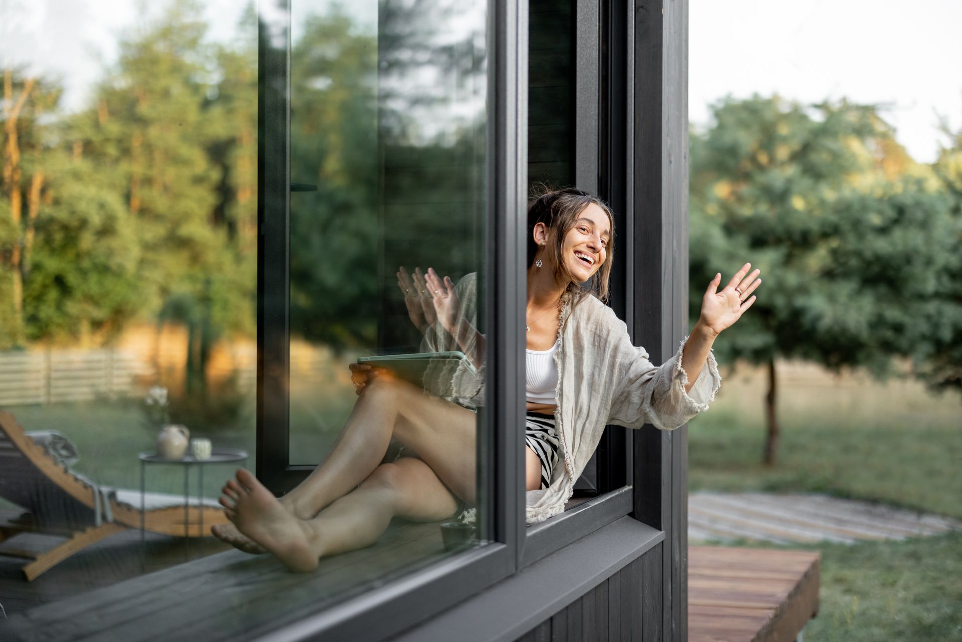 Une femme au bord d'une fenêtre
