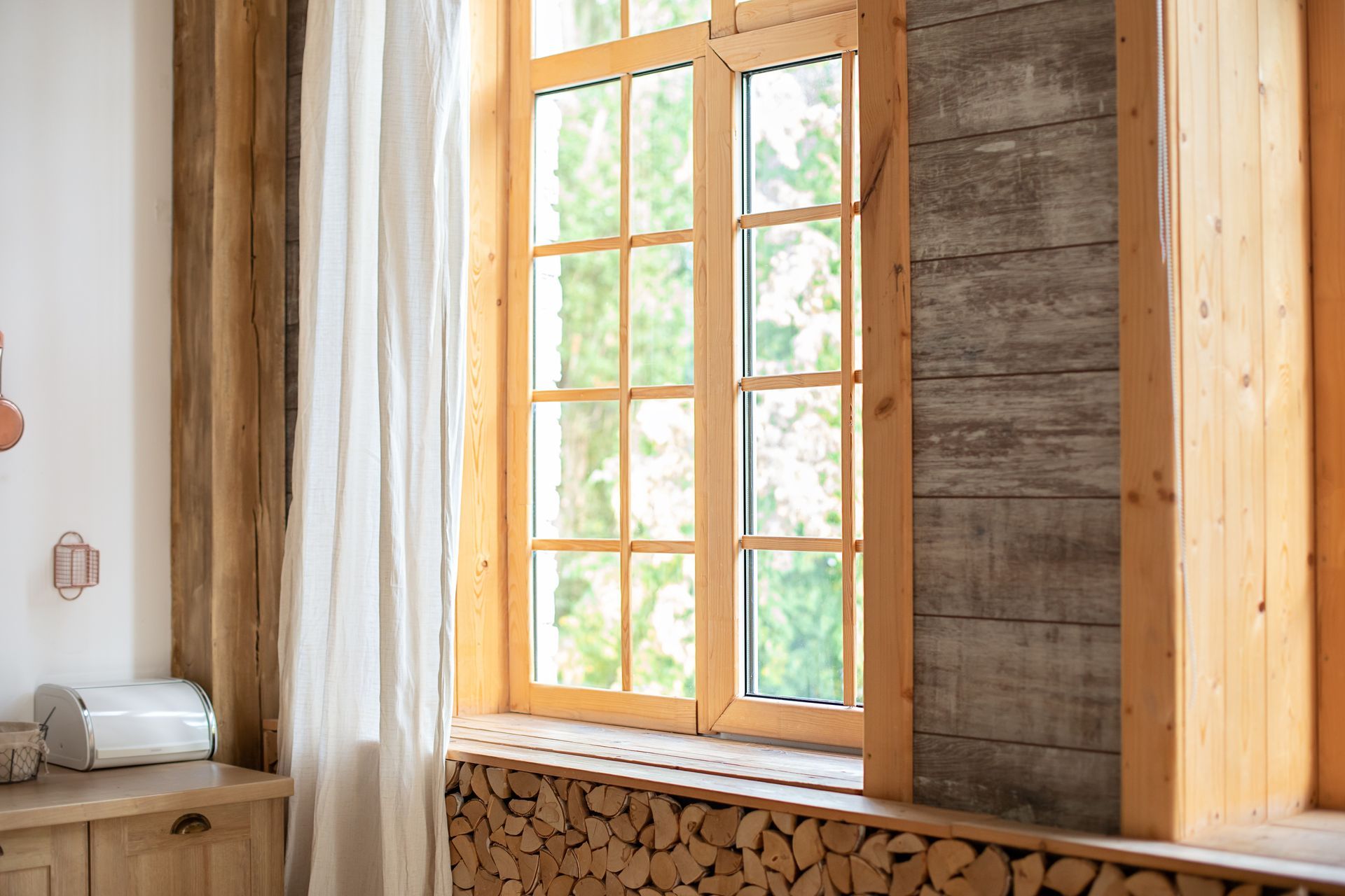 Une pièce avec une fenêtre en bois