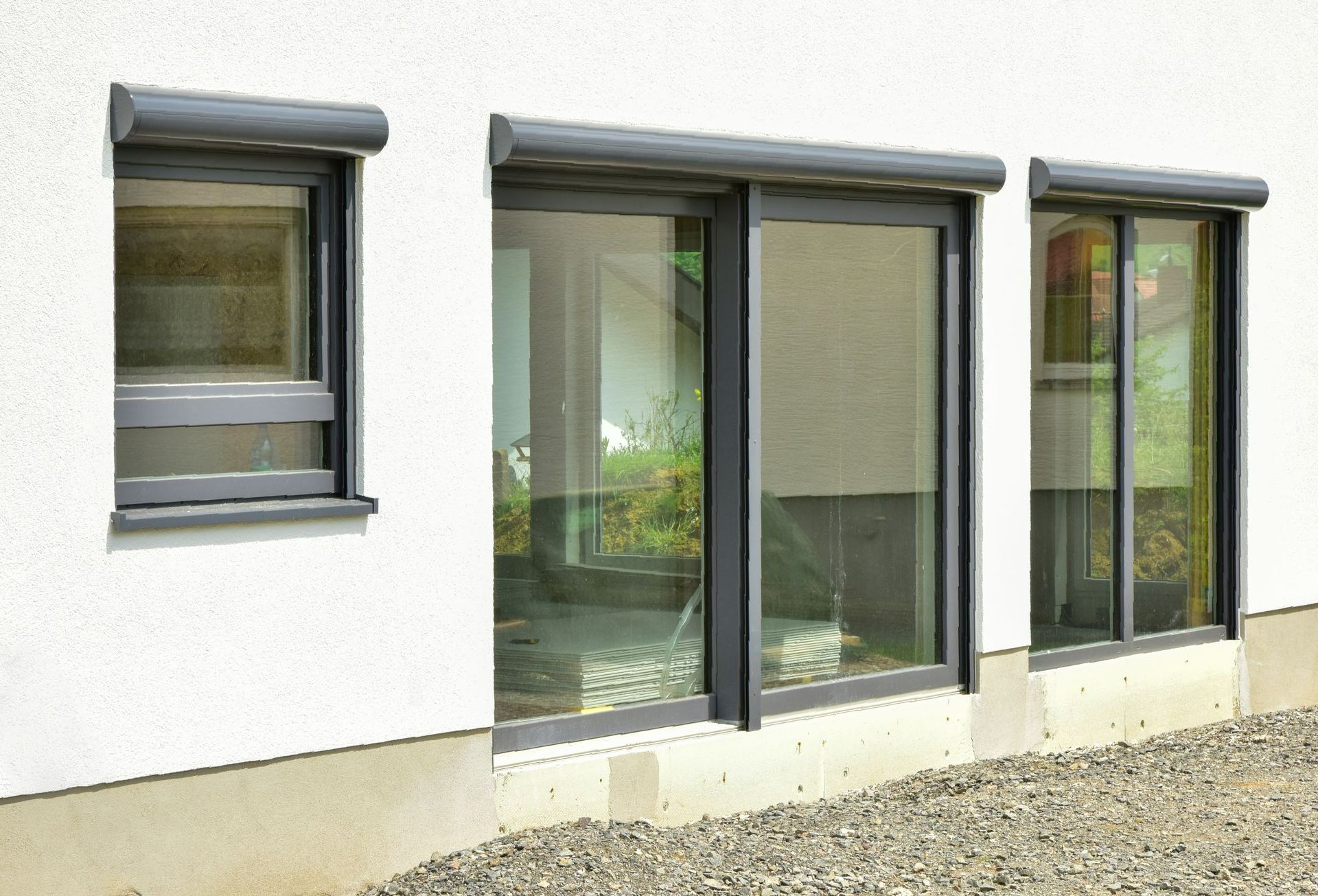 Une construction neuve avec des fenêtres