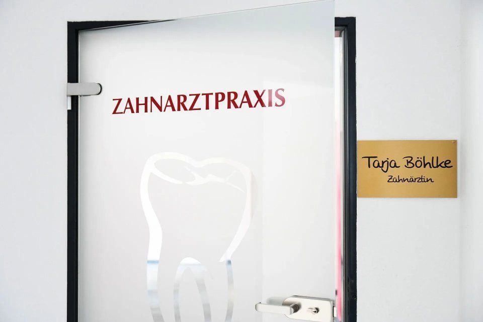 Zahnarztpraxis Tarja Böhlke, Eingangstür mit Aufdruck Zahnarztpraxis