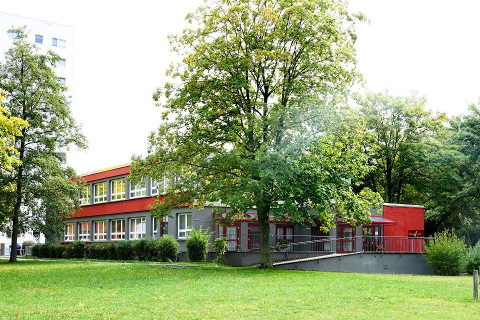 Zahnarztpraxis Tarja Böhlke, Zahn-OP wird von drei Mitarbeitern mit Maske durchgeführt