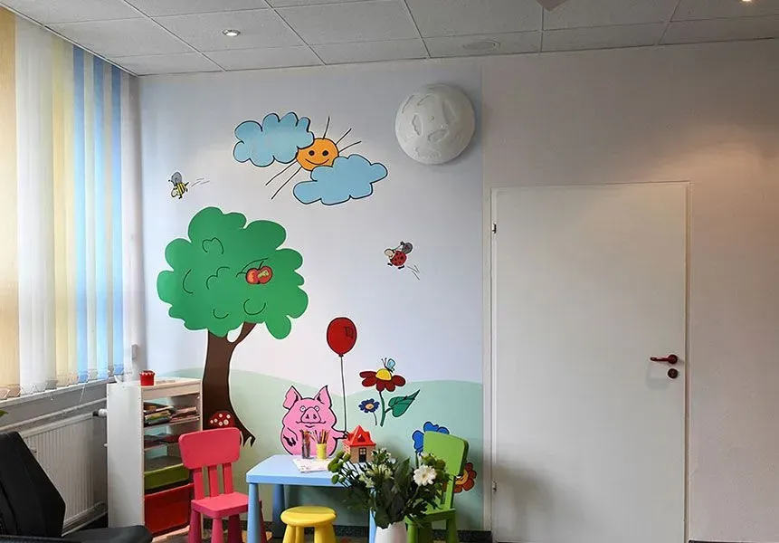 Zahnarztpraxis Tarja Böhlke, Wartebreich für Kinder mit kleinem Tisch und Spielzeug