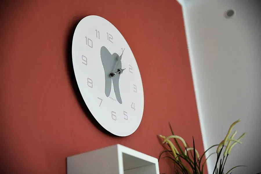 Zahnarztpraxis Tarja Böhlke, Wanduhr mit Zahnsymbol