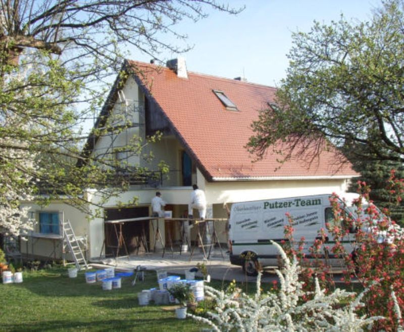 Fassade von Einfamilienhaus wird durch das Oberlausitzer Putzerteam verputzt