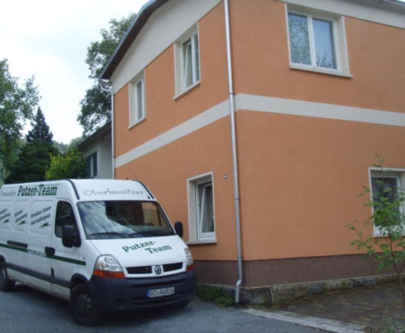 Fassade von Einfamilienhaus wird durch das Oberlausitzer Putzerteam verputzt