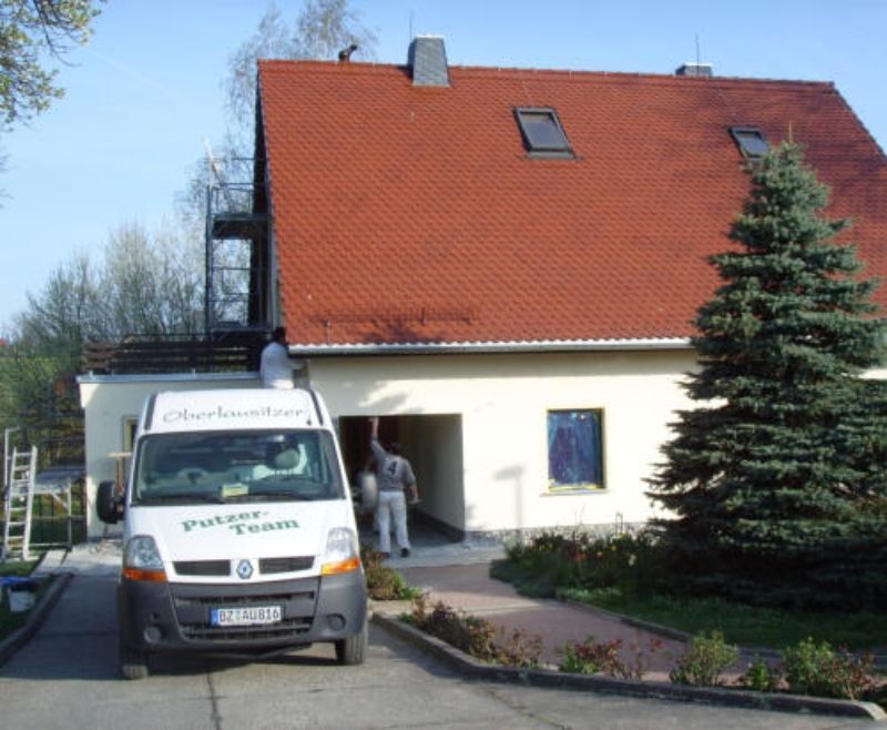 Fassade von Einfamilienhaus wird durch das Oberlausitzer Putzerteam verputzt
