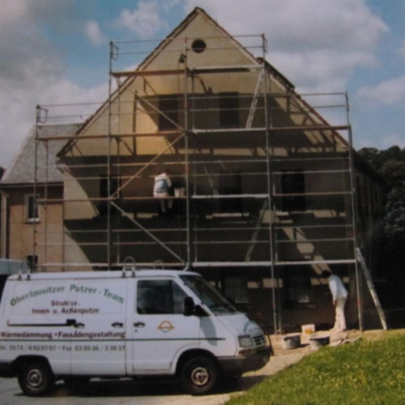Fassade von Einfamilienhaus wird durch das Oberlausitzer Putzerteam verputzt