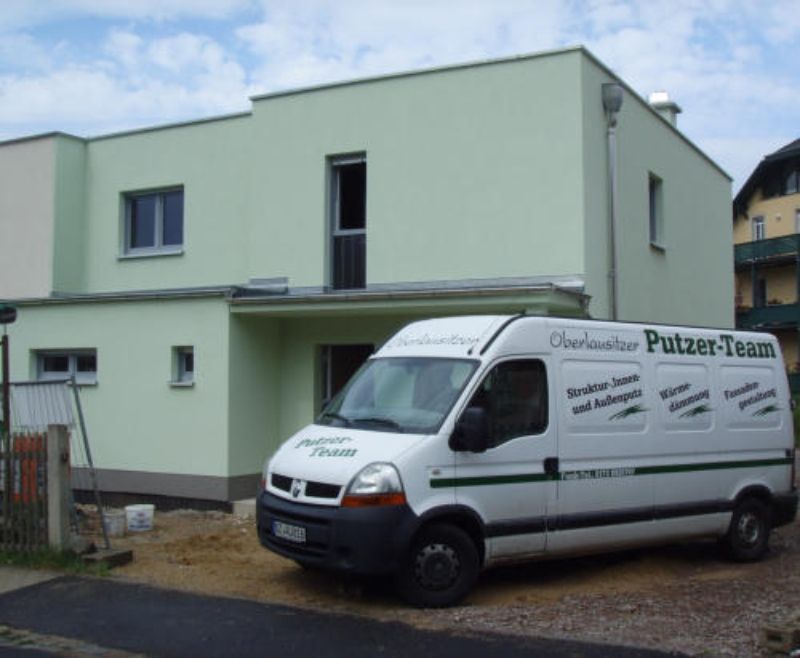Firmenwagen des Oberlausitzer Putzerteams vor Wohnhaus