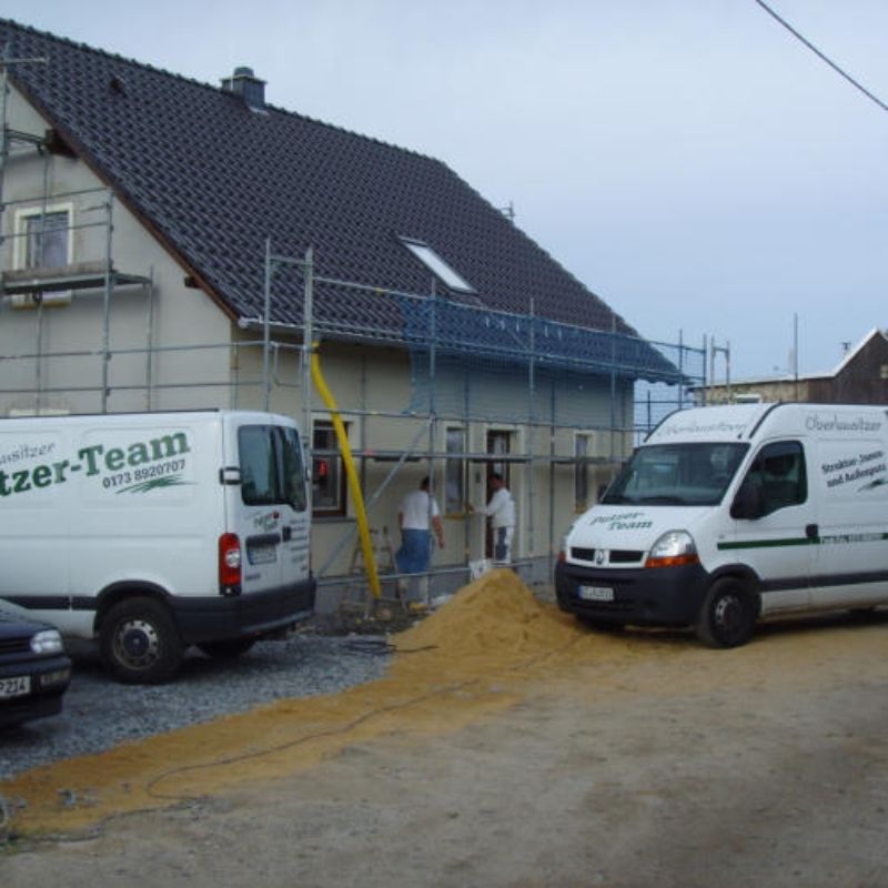 Fassade von Einfamilienhaus wird durch das Oberlausitzer Putzerteam verputzt