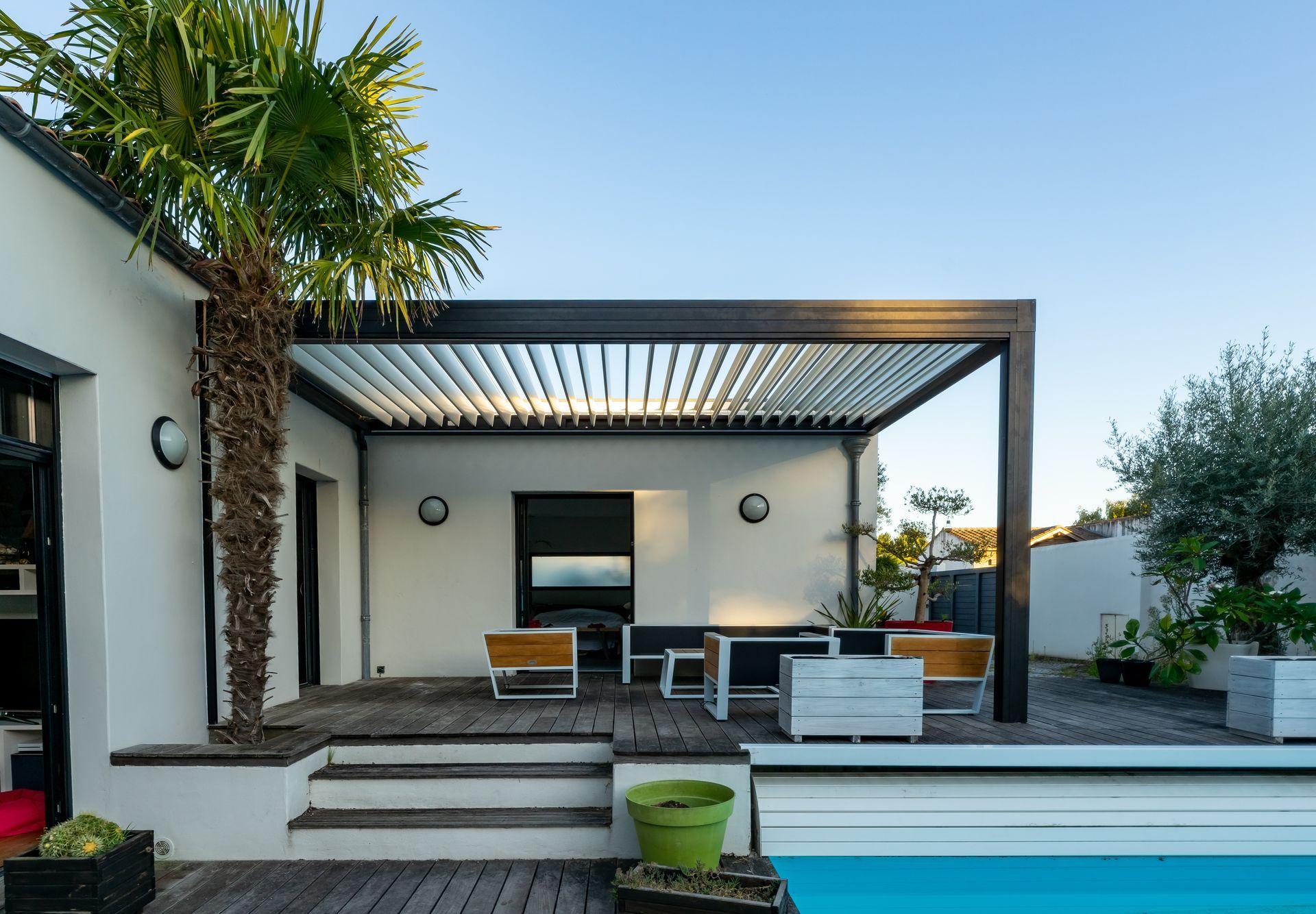 Pergola donnant sur une piscine