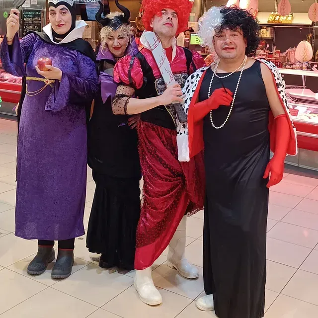 Un grupo de personas disfrazadas posan para una fotografía.