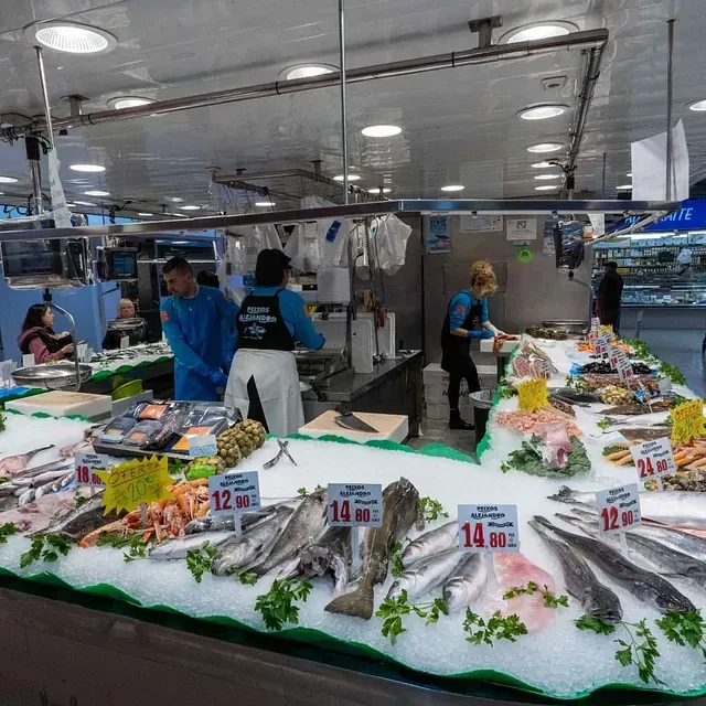 Una exhibición de pescado con una etiqueta de precio que dice 14