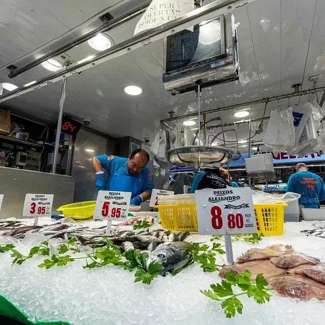 Un mercado de pescado con un cartel que dice '8 80'