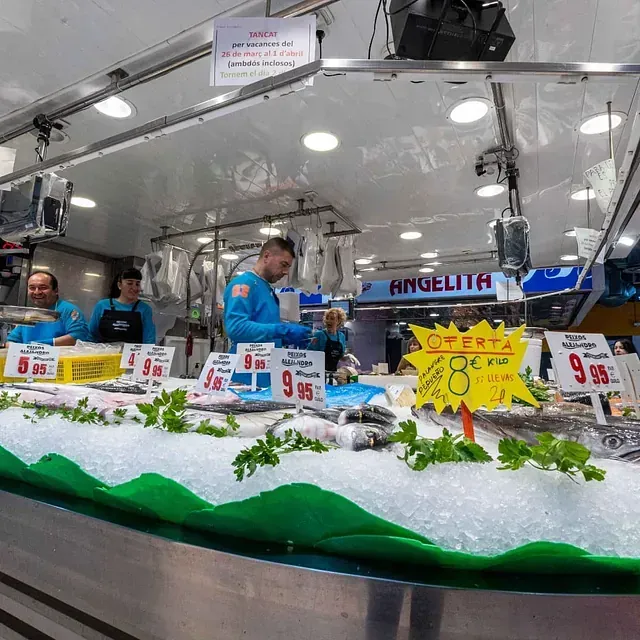 Un mercado de pescado con un cartel que dice angelita