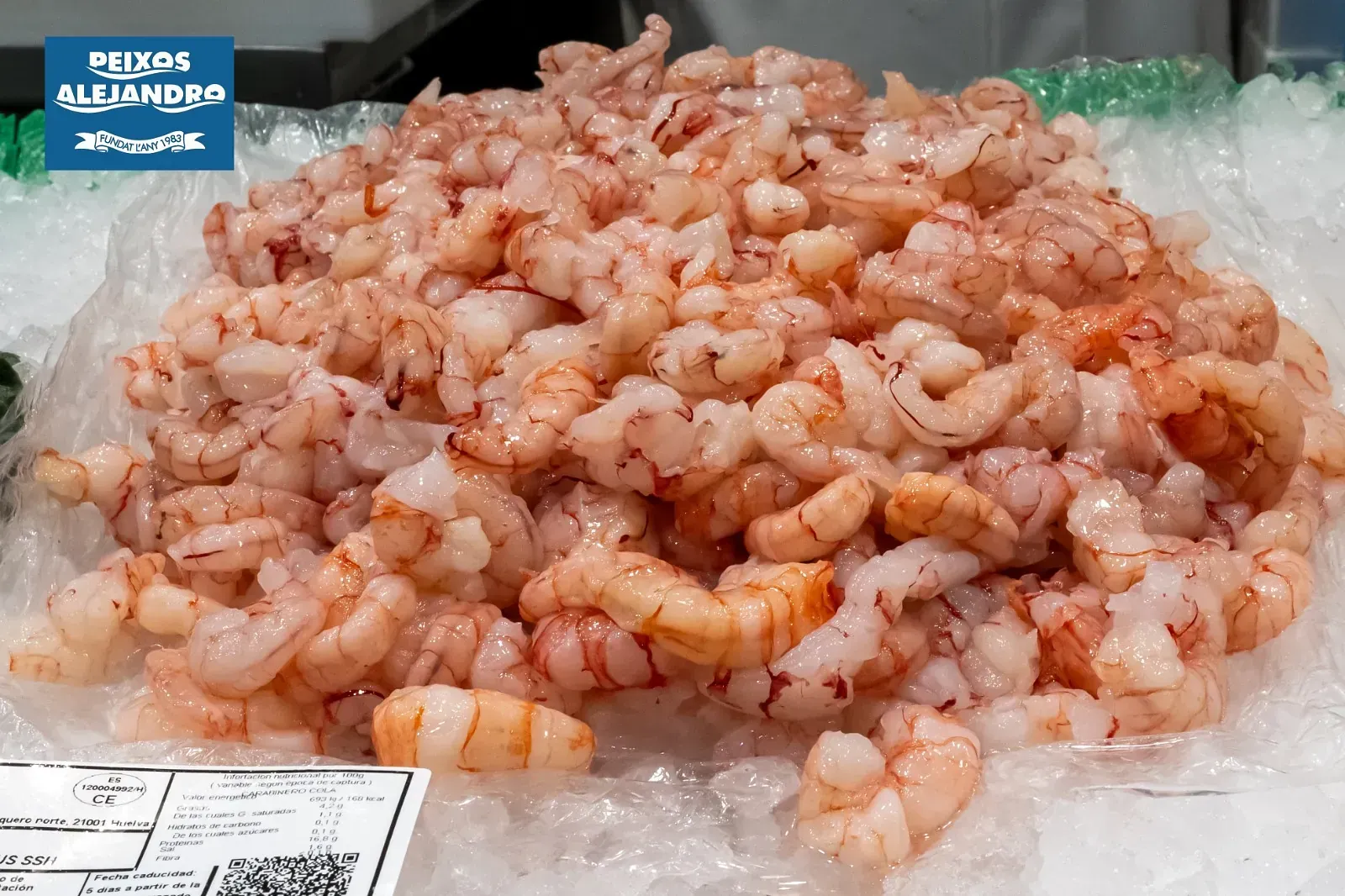 Una pila de camarones está encima del hielo.