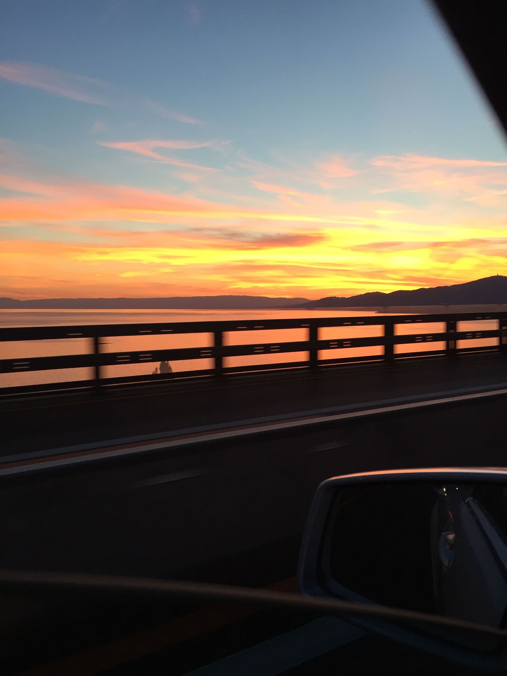 Coucher de soleil sur la route