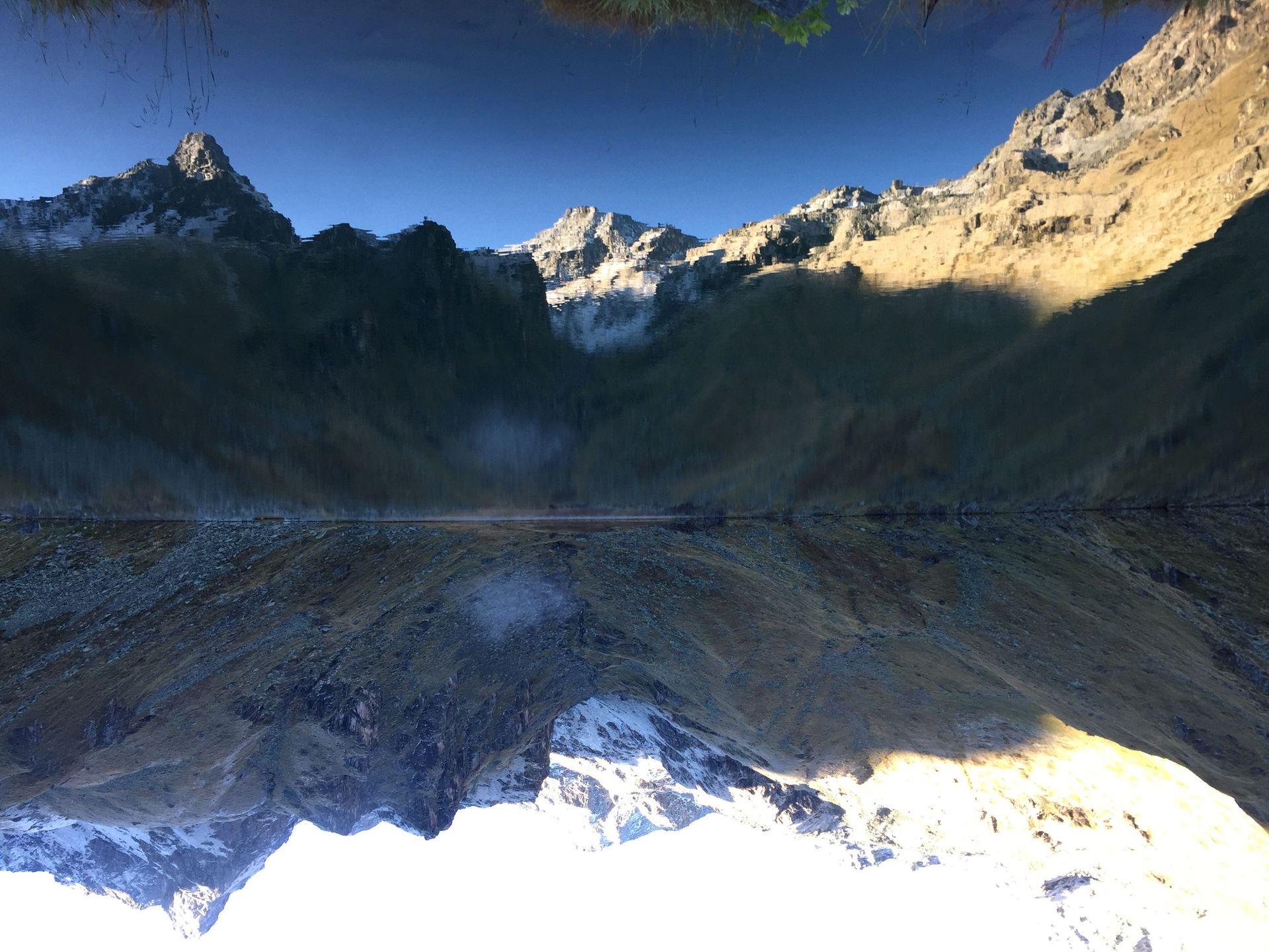 montagnes enneigées reflétées sur le lac - Taxi Pascal Sàrl