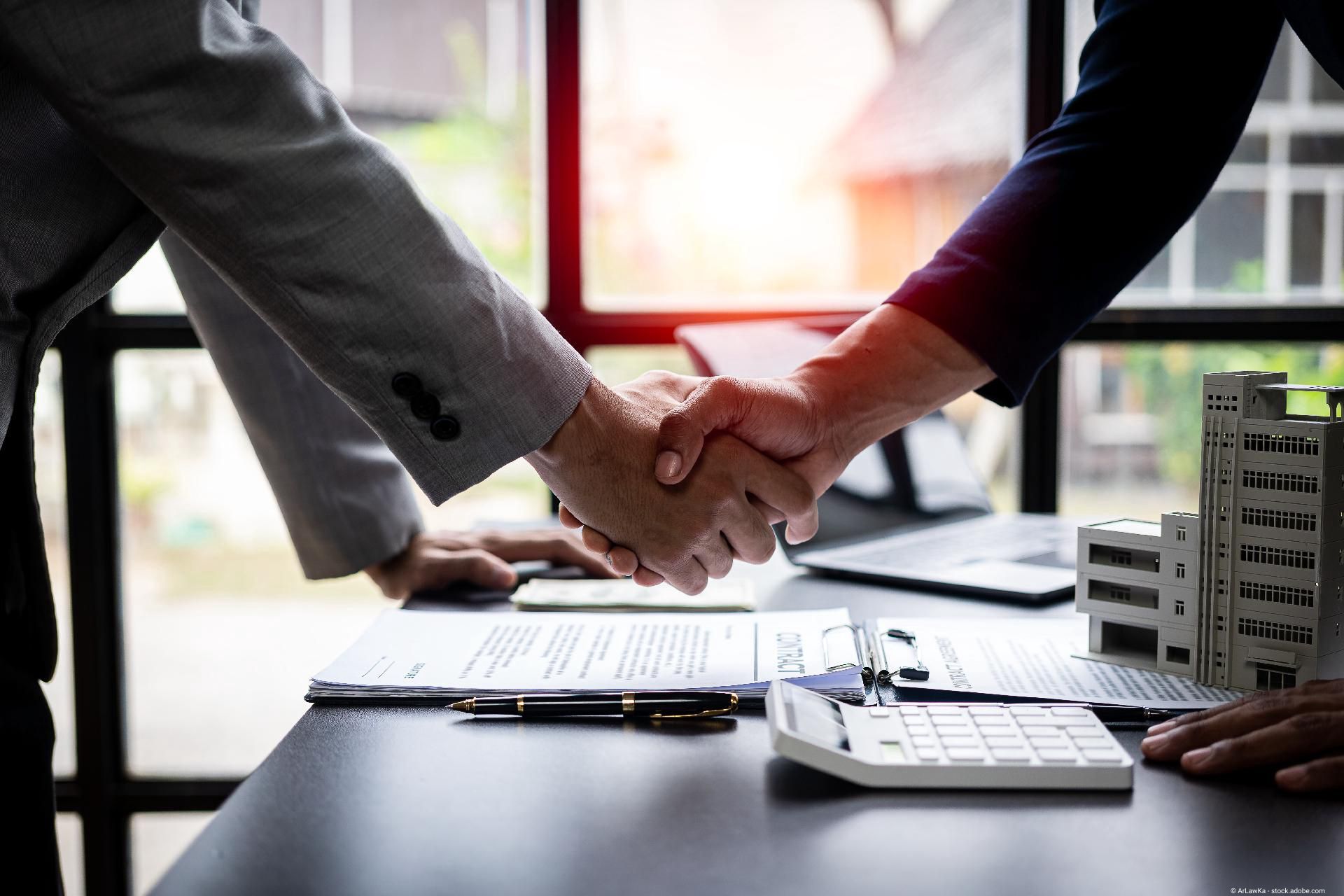 Geschäftspartner besiegeln eine Zusammenarbeit mit einem Händedruck.